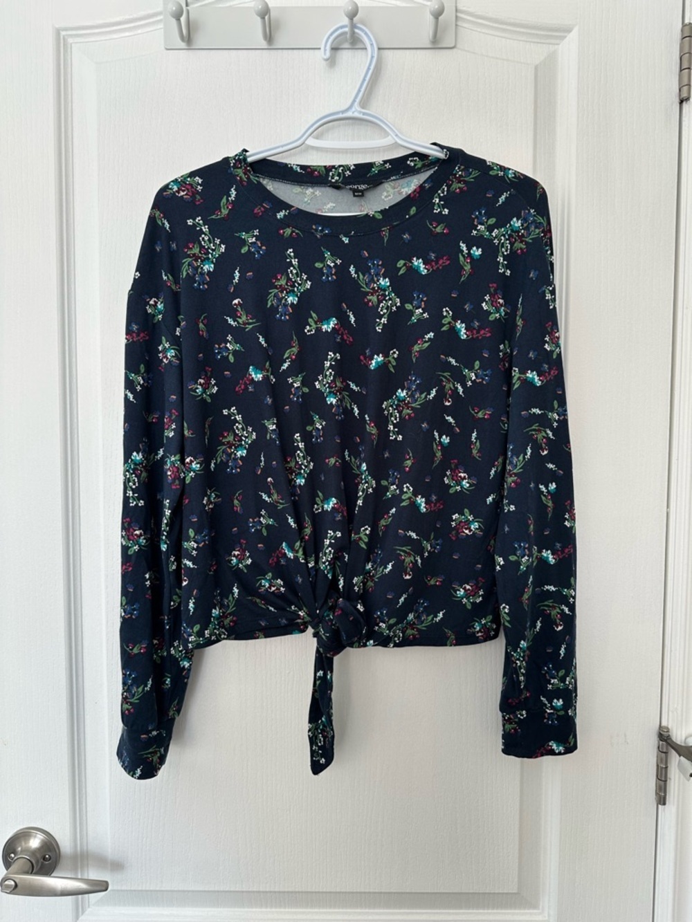 🔥2/$15 NWOT Women’s Navy Floral Long Sleeve Tie-Front Top Soft Casual